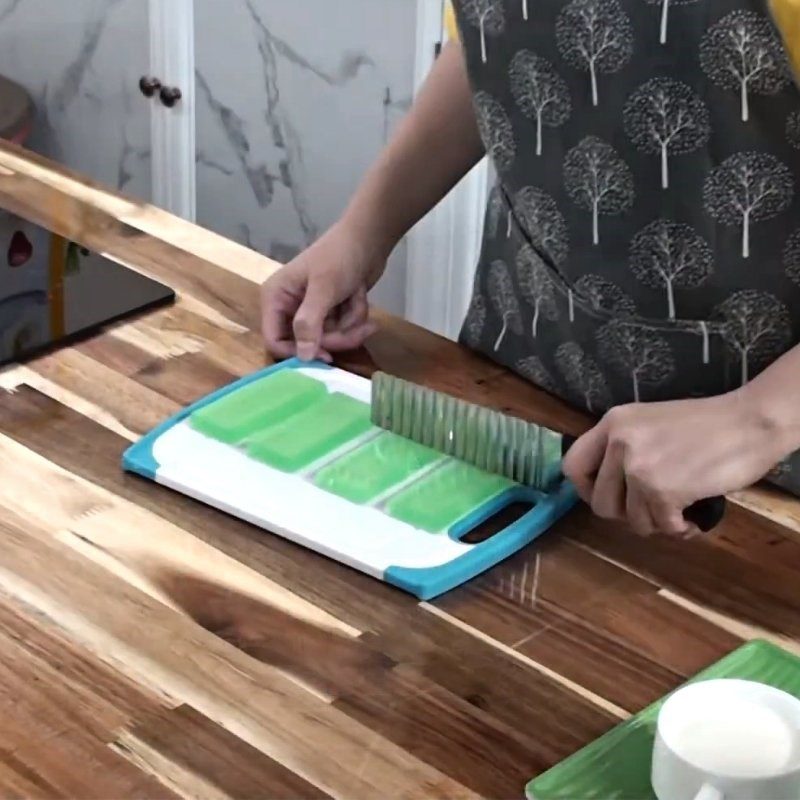 Step 4 Making mint milk tea Mint jelly milk tea