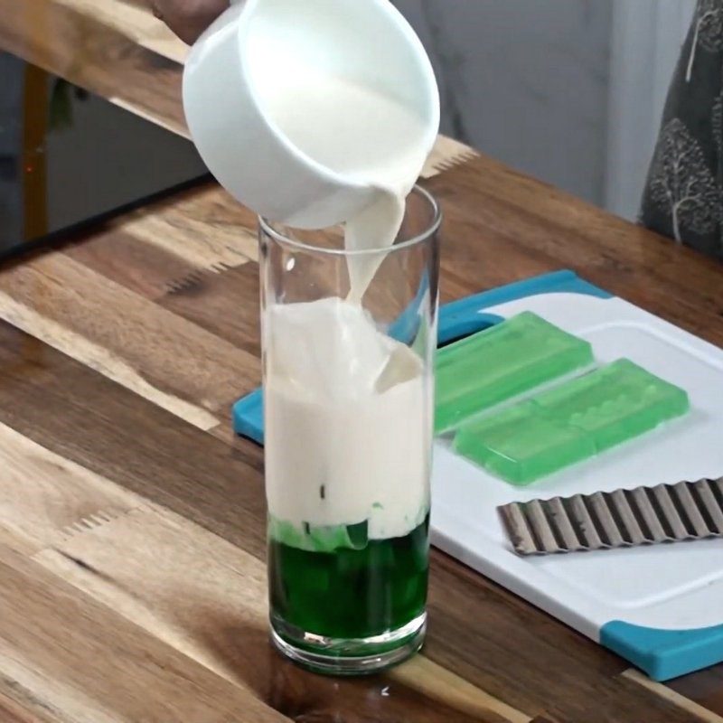 Step 4 Making mint milk tea Mint jelly milk tea