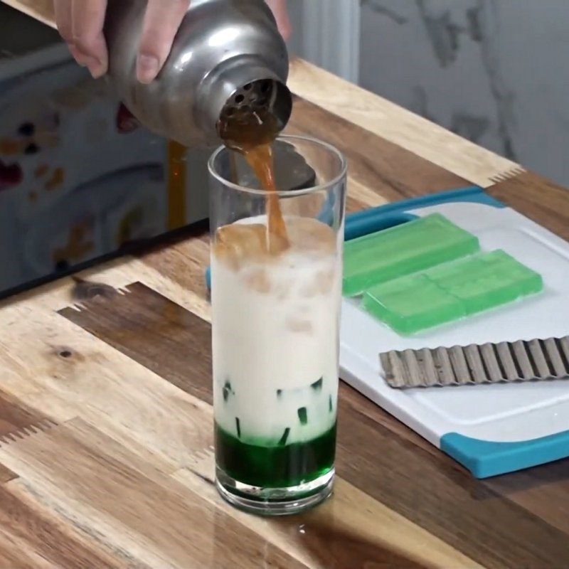 Step 4 Making mint milk tea Mint jelly milk tea