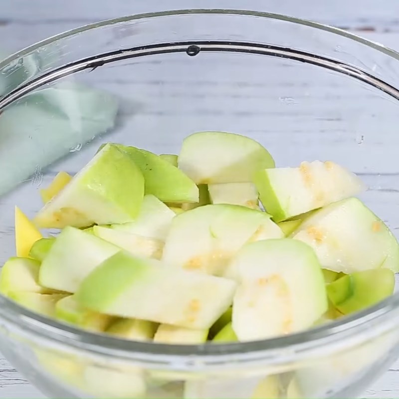 Step 3 Making dried beef fruit salad with mango and sour apple