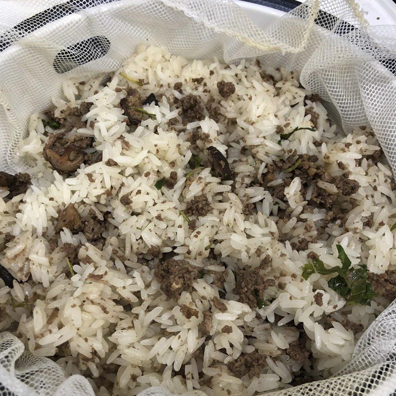 Step 4 Making pigeon sticky rice with shiitake mushrooms