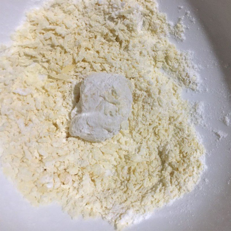 Step 3 Roll the potato cakes in breadcrumbs Fried potato cake