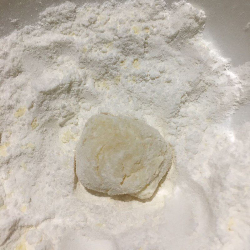 Step 3 Roll the potato cakes in breadcrumbs Fried potato cake