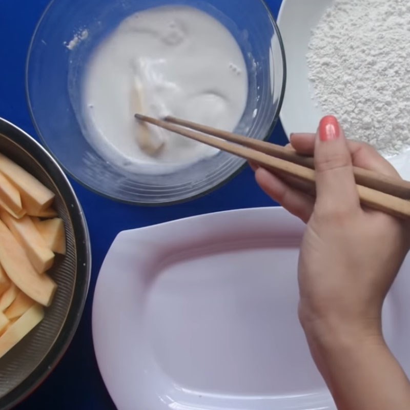 Step 2 Coating and frying sweet potatoes Cheese-flavored sweet potatoes