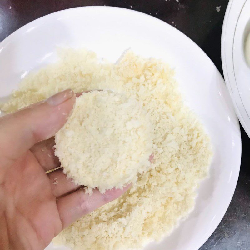Step 3 Roll the soft tofu with breadcrumbs Fried soft tofu (recipe shared by users)