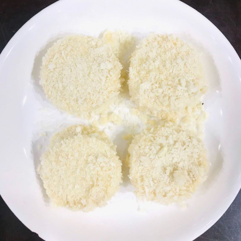 Step 3 Roll the soft tofu with breadcrumbs Fried soft tofu (recipe shared by users)