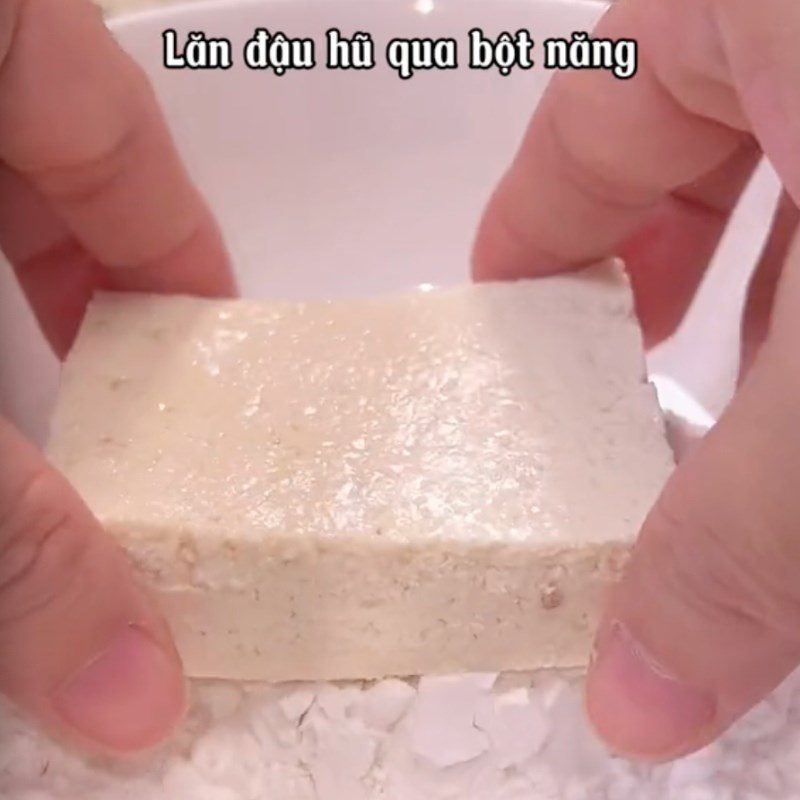 Step 2 Coat the tofu with flour Tofu braised in soy sauce (Recipe shared by Tiktok Vegan Kitchen XANH)