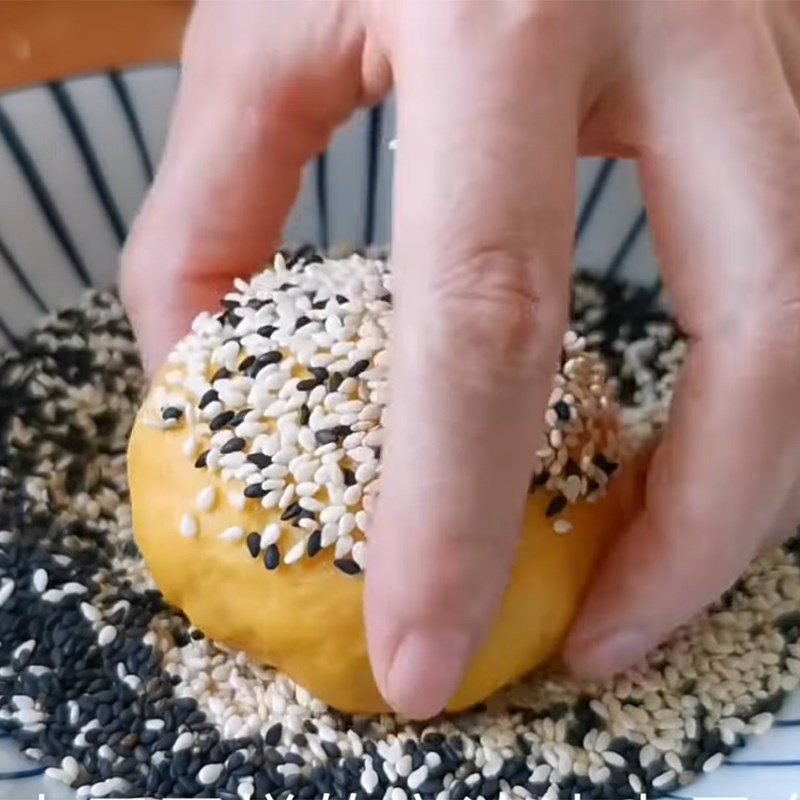 Step 6 Roll sesame Pumpkin cake with peanut filling