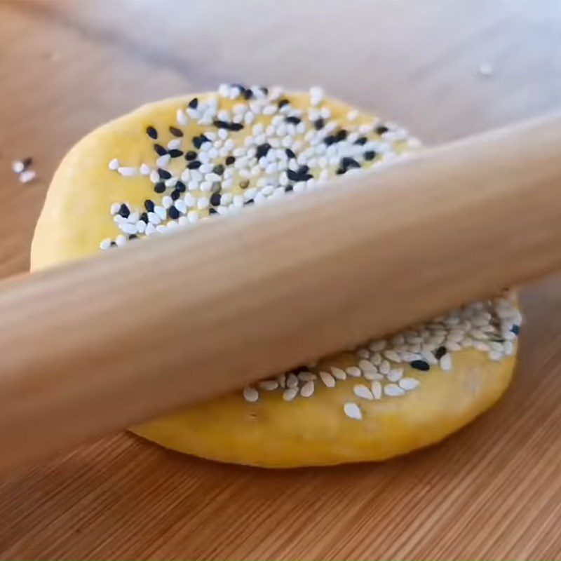 Step 6 Roll sesame Pumpkin cake with peanut filling