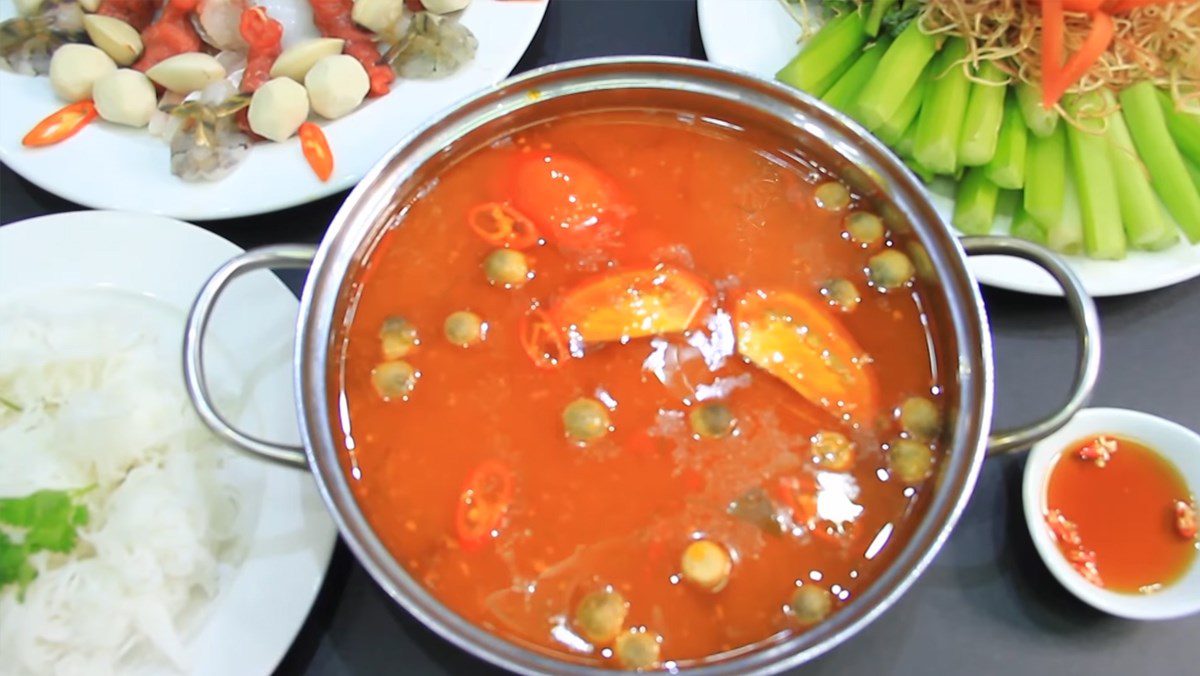 Mixed tom yum hot pot