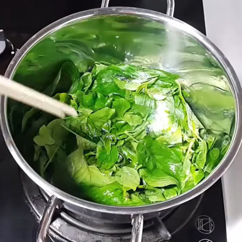 Step 1 Extracting color from purple sticky rice leaves for Green Bean Sticky Rice using a rice cooker