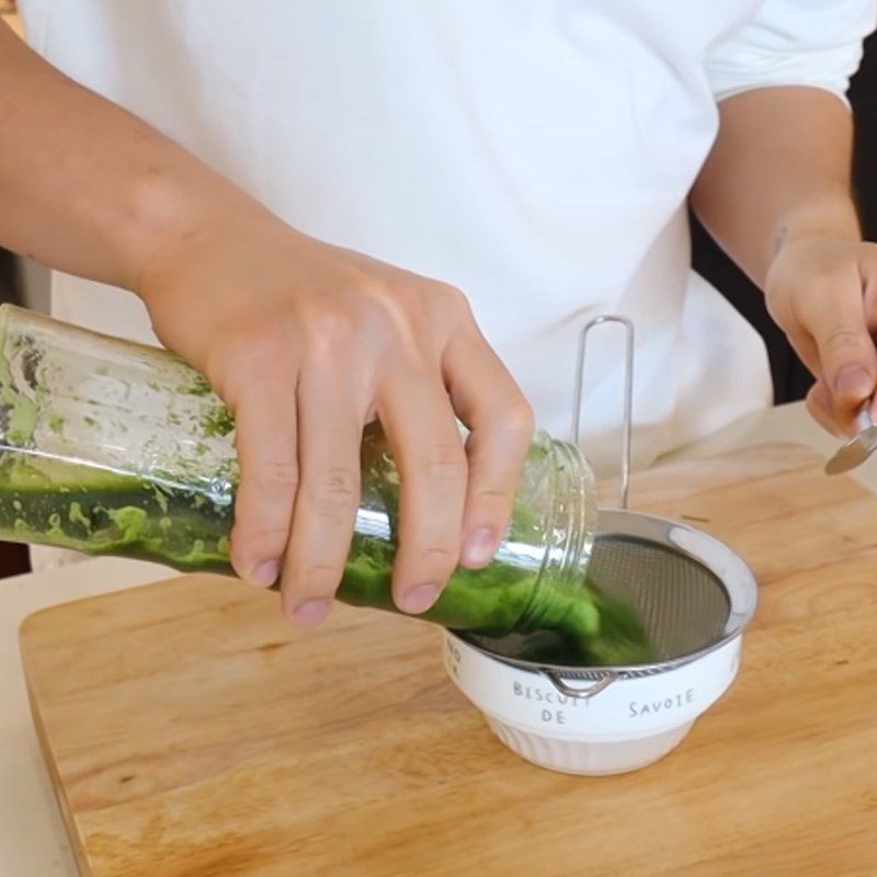 Step 1 Extract pandan leaf juice Che dua sap with pandan leaves and coconut milk