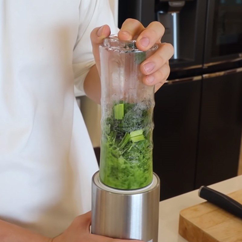 Step 1 Extract pandan leaf juice Che dua sap with pandan leaves and coconut milk