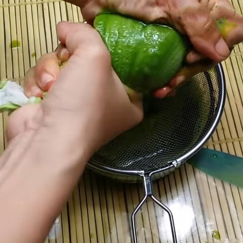 Step 1 Filter the pandan juice for Steamed Layer Cake using a rice cooker