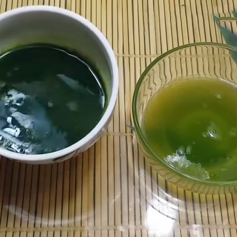Step 1 Filter the pandan juice for Steamed Layer Cake using a rice cooker