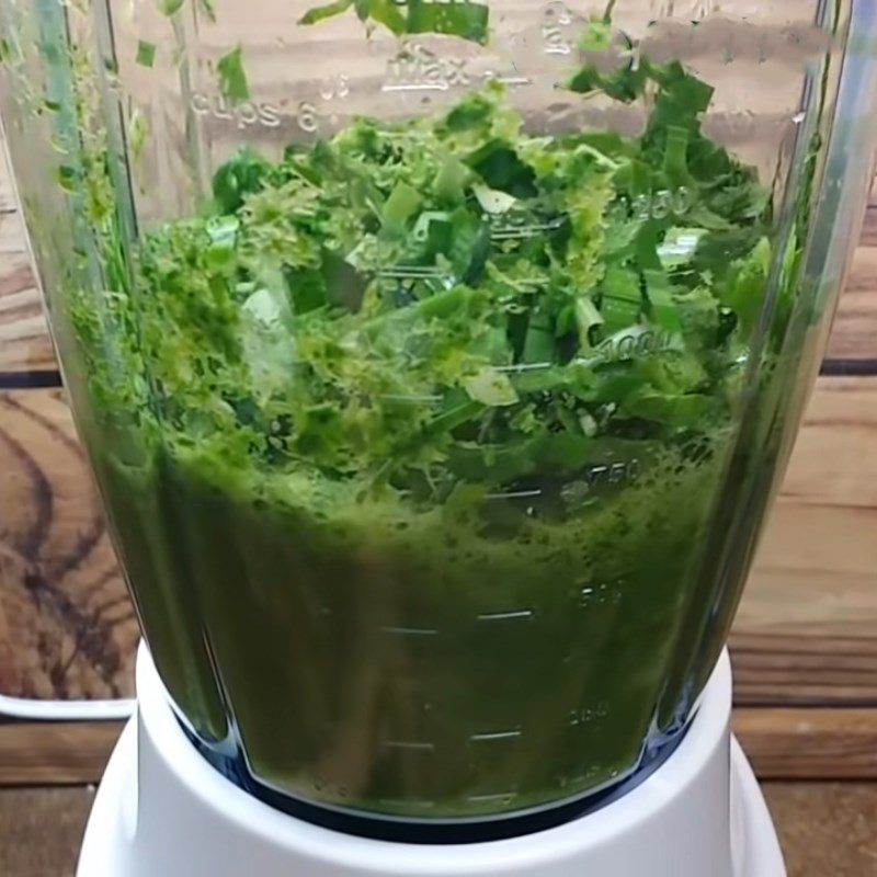 Step 1 Filter the pandan juice for Steamed Layer Cake using a rice cooker