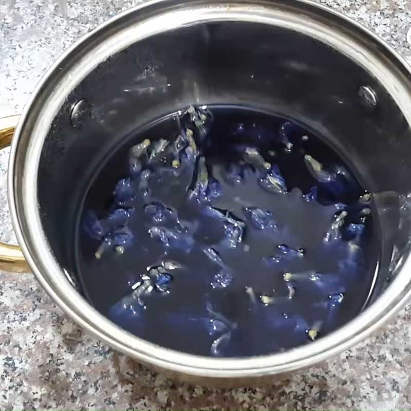 Step 2 Straining butterfly pea water for Butterfly Pea Lemon Tea