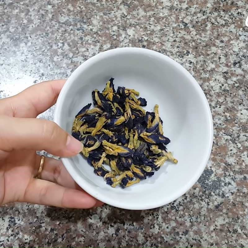 Step 2 Straining butterfly pea water for Butterfly Pea Lemon Tea
