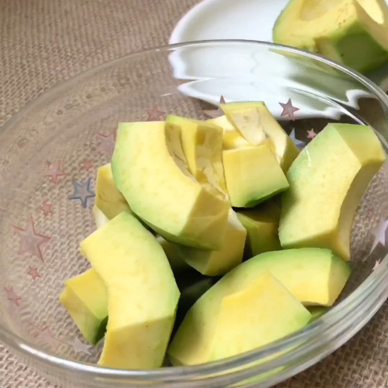 Step 1 Separate the flesh of avocado and durian for Avocado Durian Ice Cream