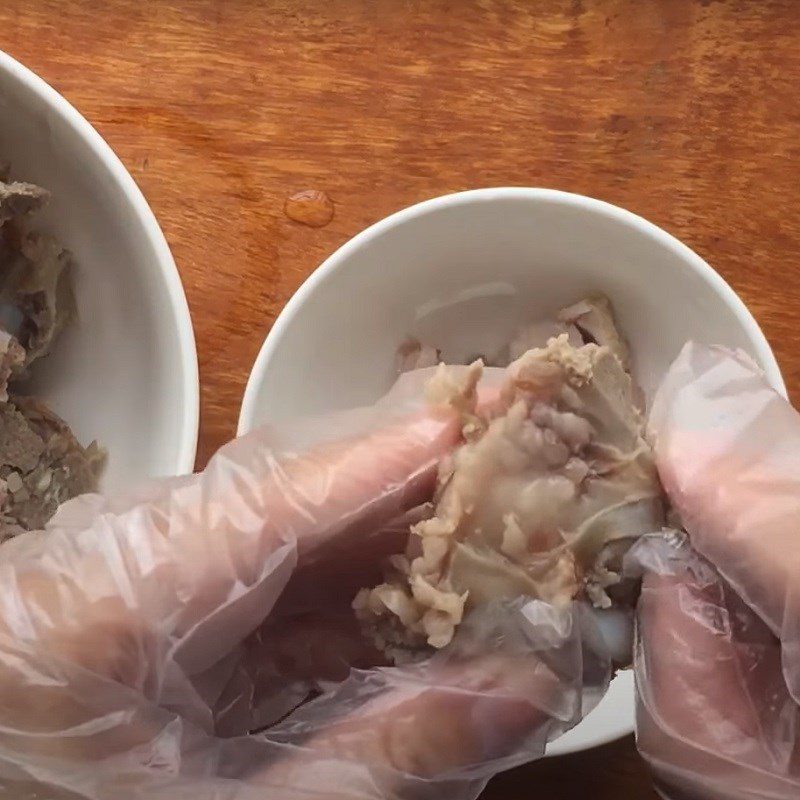 Step 3 Filtering the meat Hanoi rib porridge