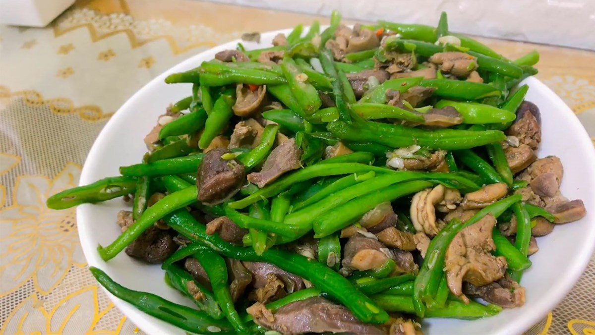 2 Ways to Make Delicious and Simple Stir-Fried Chicken Gizzards with Green Beans and Stir-Fried Chicken Gizzards with Lemongrass and Chili 2 Stir-fried chicken intestines with green beans