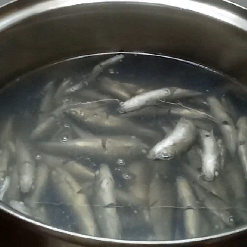 Step 4 Boil fish for sour fish soup with water lily