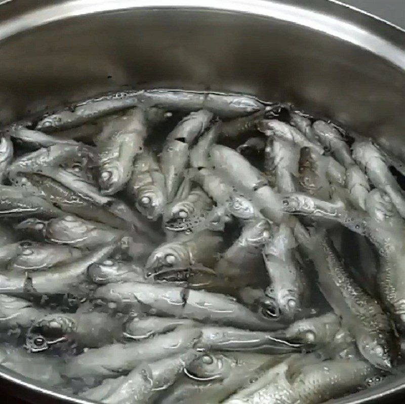 Step 4 Boil fish for sour fish soup with water lily