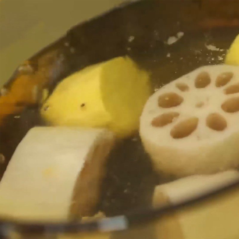 Step 2 Boil the ingredients for Lotus Root Sweet Soup with Sweet Potatoes