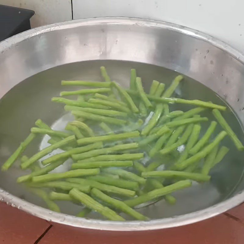 Step 2 Boil the green beans Stir-fried green beans with shiitake mushrooms