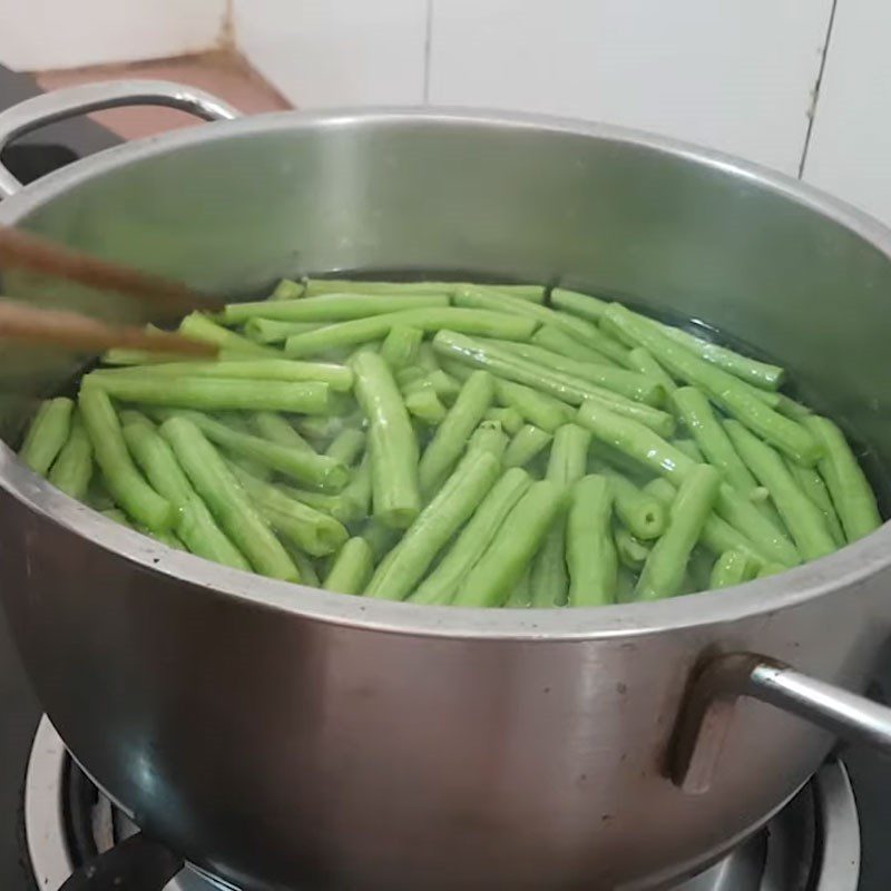 Step 2 Boil the green beans Stir-fried green beans with shiitake mushrooms