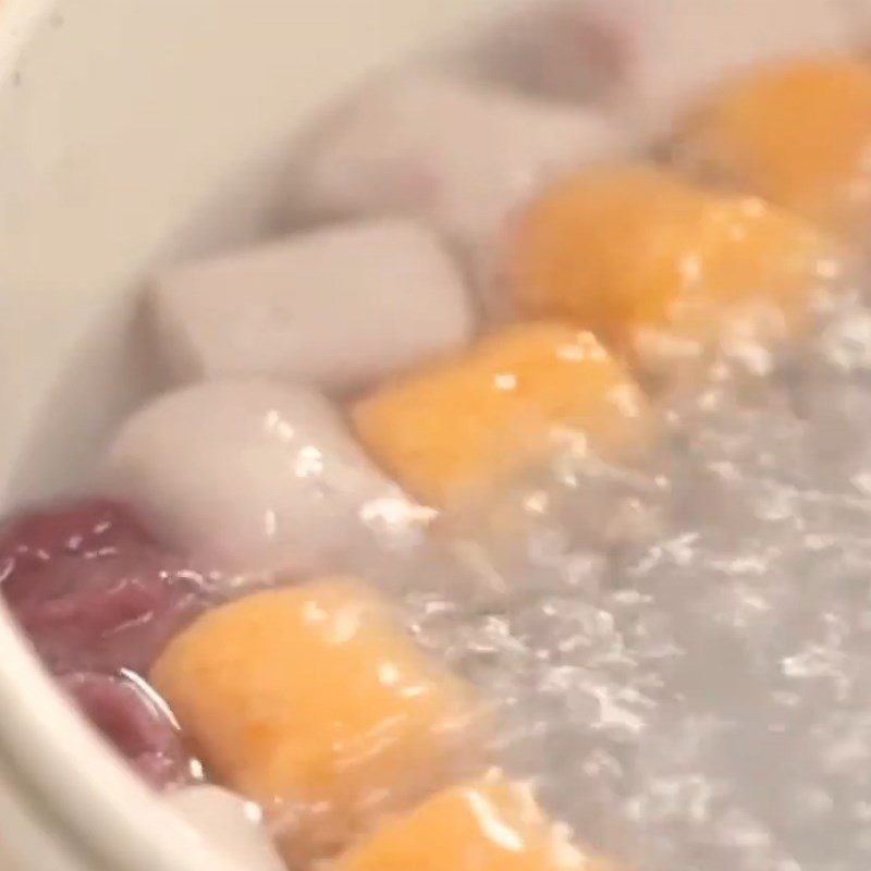 Step 3 Boil the chewy sweet potato Milk tea hot pot