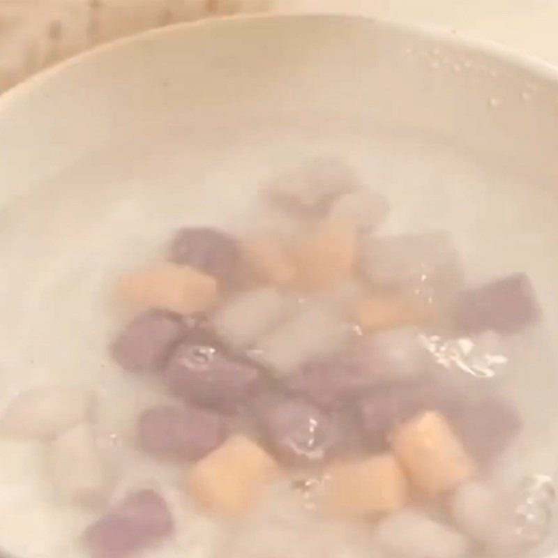 Step 3 Boil the chewy sweet potato Milk tea hot pot