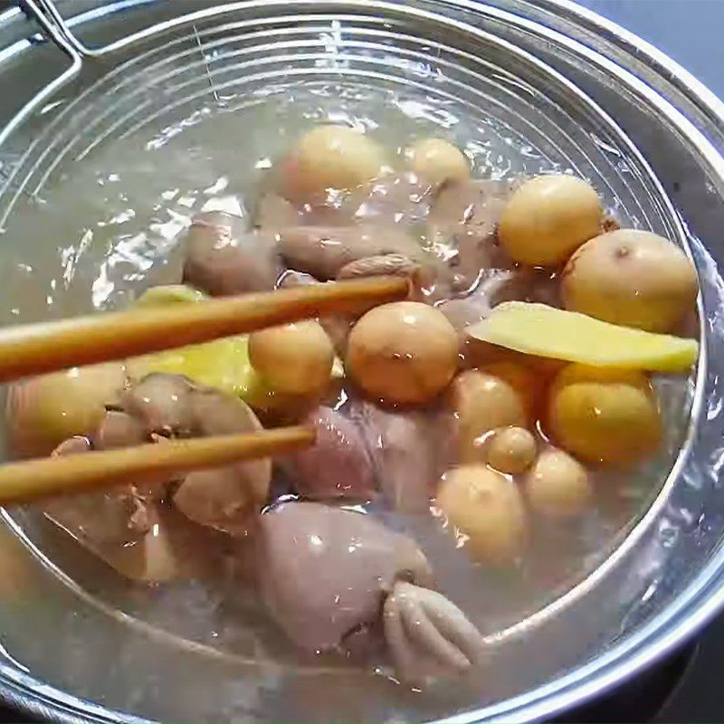 Step 3 Boil the chicken intestines Sticky rice with chicken intestines and soft-boiled eggs