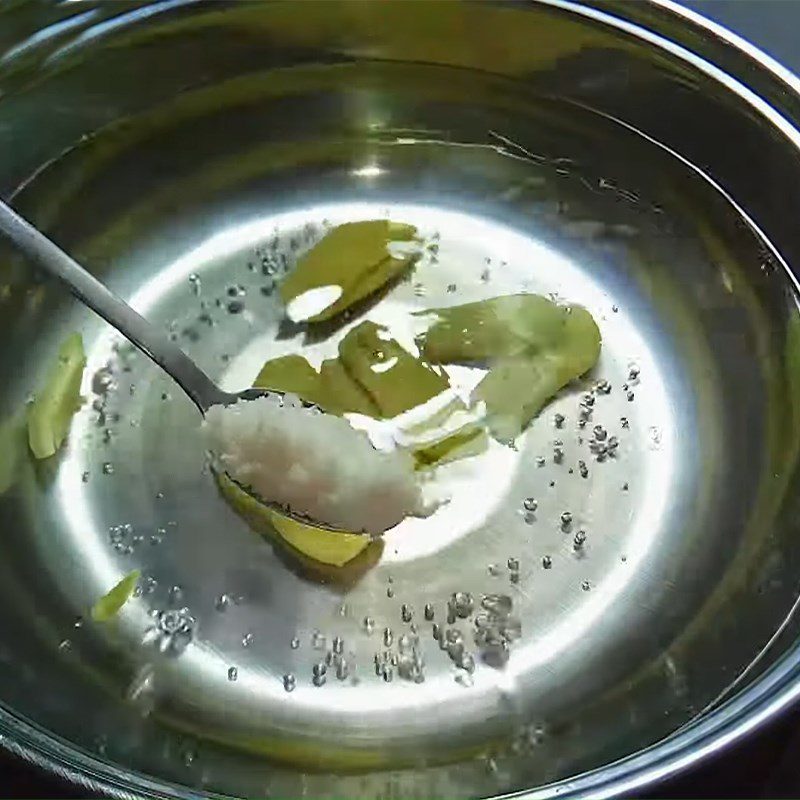 Step 3 Boil the chicken intestines Sticky rice with chicken intestines and soft-boiled eggs