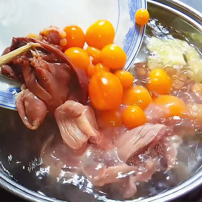 Step 3 Boil the chicken intestines Sticky rice with chicken intestines and soft-boiled eggs