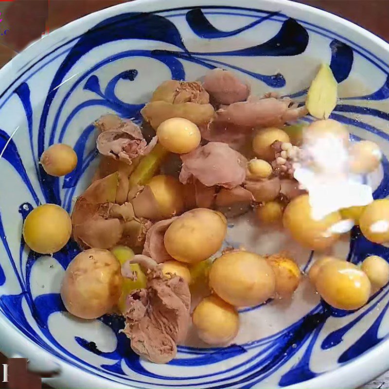Step 3 Boil the chicken intestines Sticky rice with chicken intestines and soft-boiled eggs