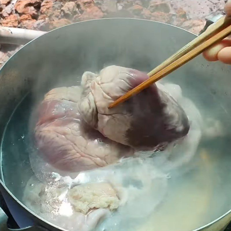 Step 2 Boil the pig intestines for Western-style porridge