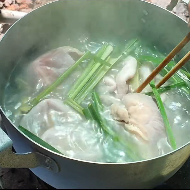 Step 2 Boil the pig intestines for Western-style porridge