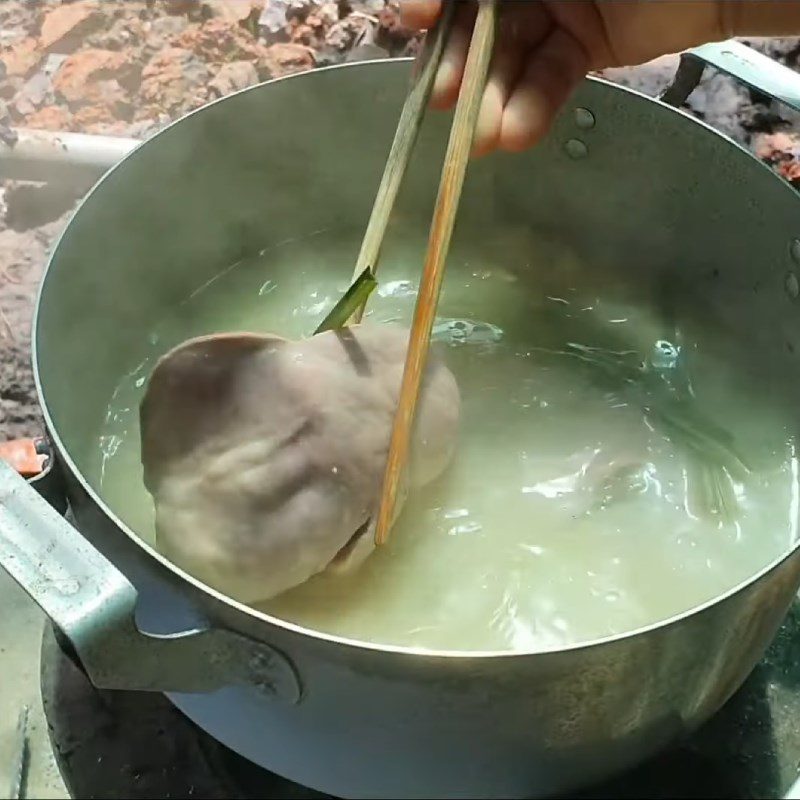 Step 2 Boil the pig intestines for Western-style porridge