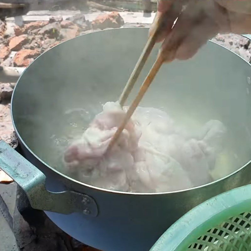 Step 2 Boil the pig intestines for Western-style porridge