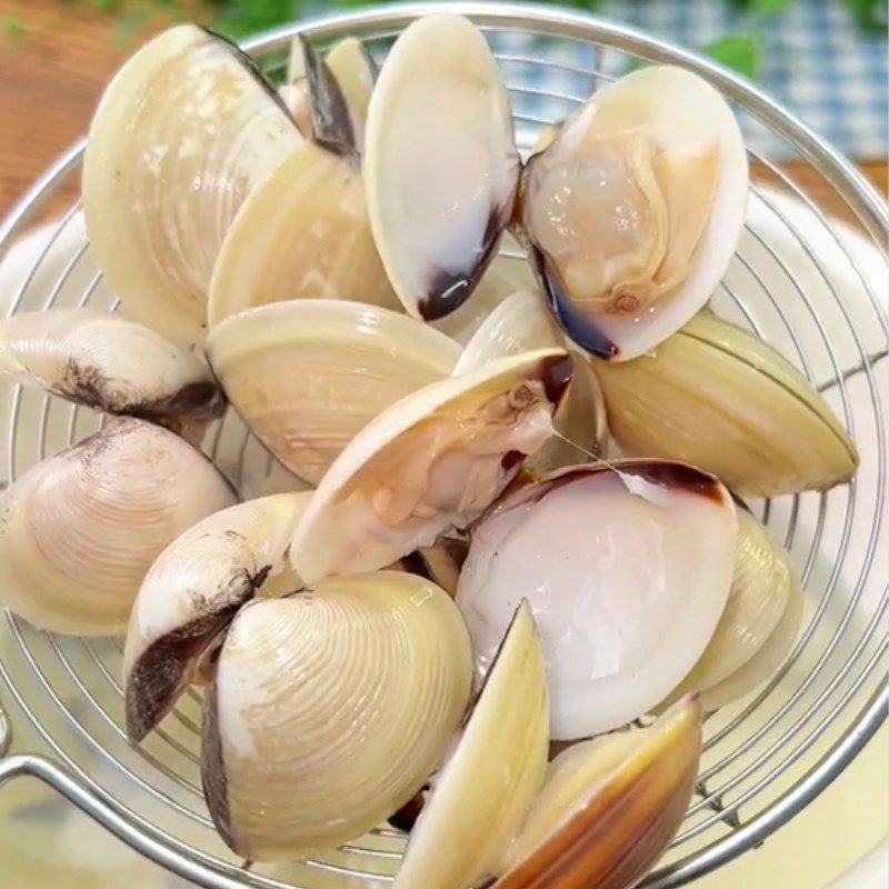 Step 2 Boil clams for Spicy Clam Noodles (Recipe shared from Tiktok Cooking with TasteVN)