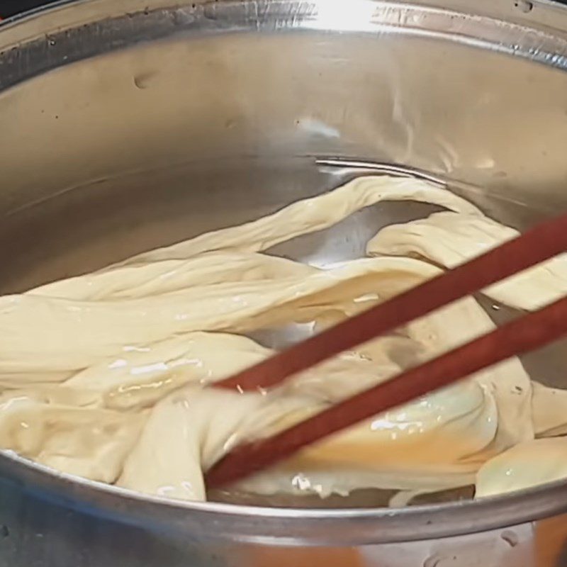 Step 1 Boil bean curd skin Vegetarian fried eggs from bean curd skin