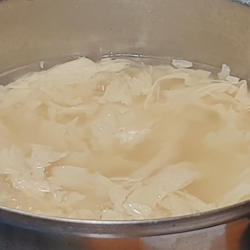 Step 1 Boil bean curd skin Vegetarian fried eggs from bean curd skin