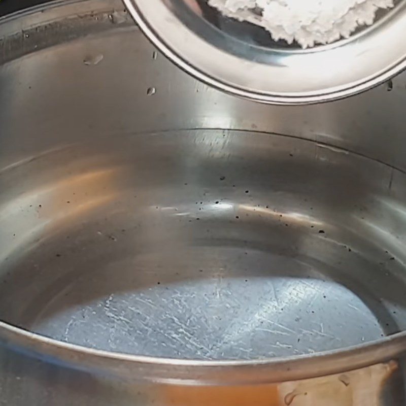 Step 1 Boil bean curd skin Vegetarian fried eggs from bean curd skin
