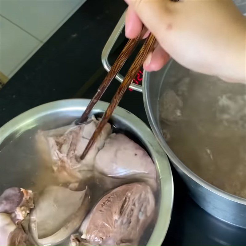 Step 5 Boiling the meat for Chao Tieu