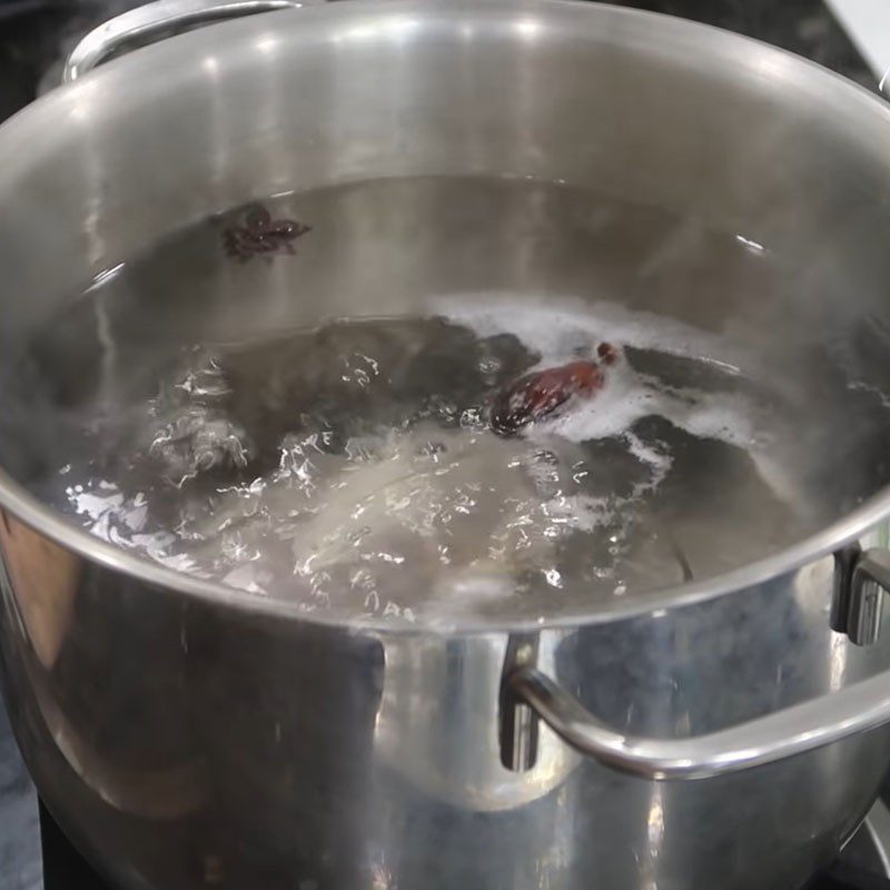Step 2 Boil the beef for herbal beef stew