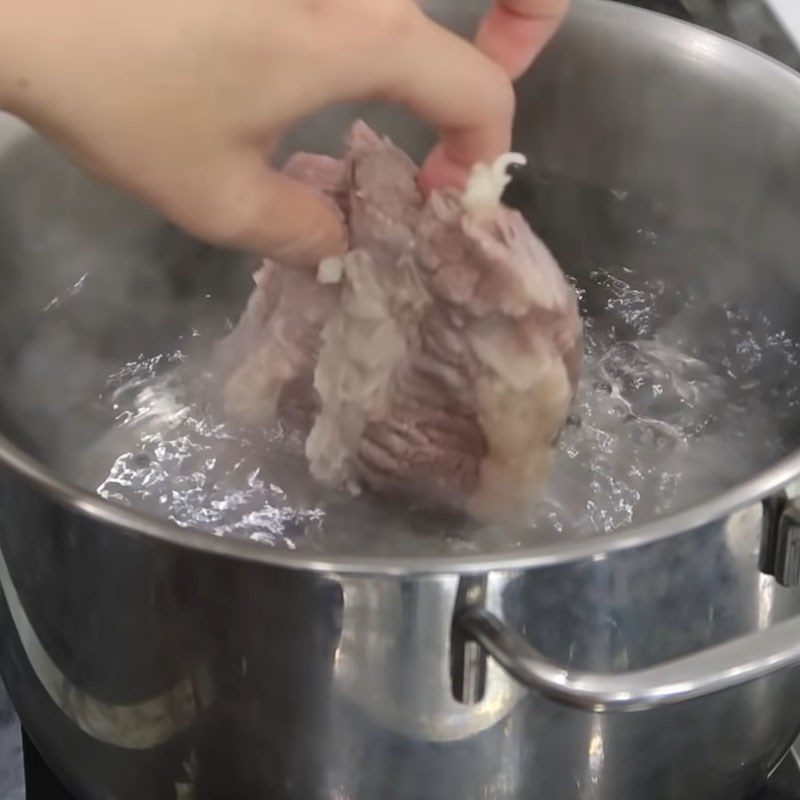 Step 2 Boil the beef for herbal beef stew