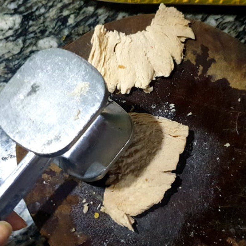 Step 2 Boil the pork Dried seasoned pork shredded (Recipe shared by user)