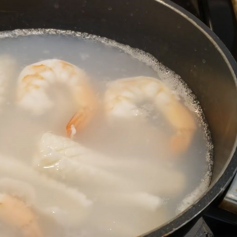 Step 3 Boil shrimp and squid Dry noodle soup