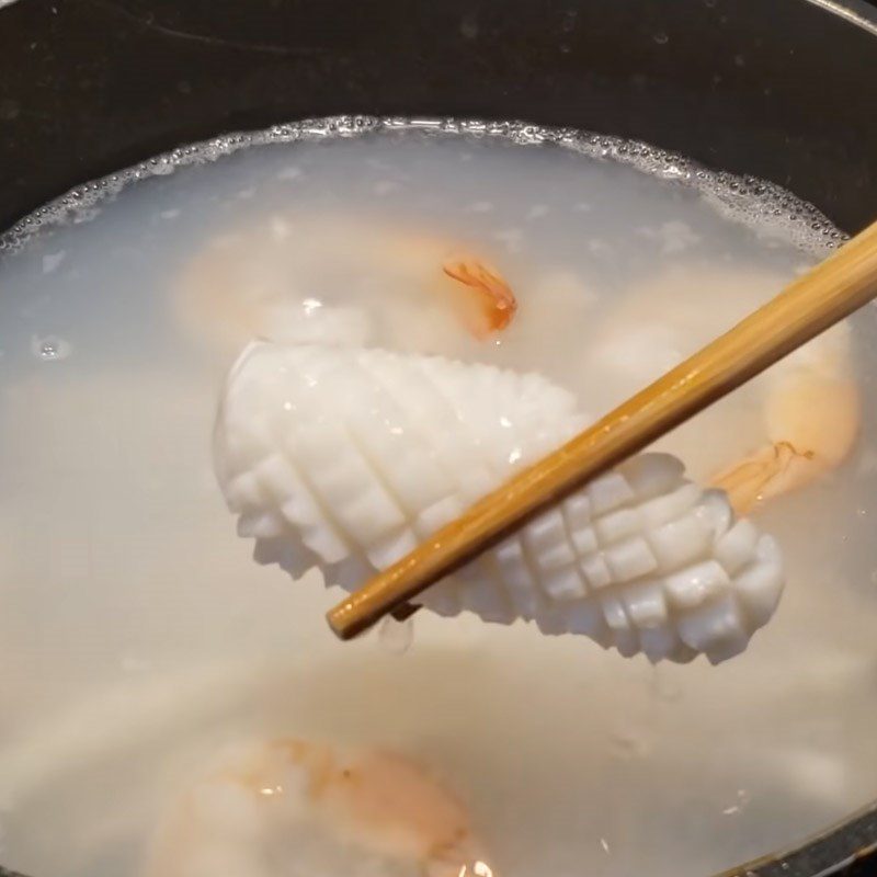 Step 3 Boil shrimp and squid Dry noodle soup